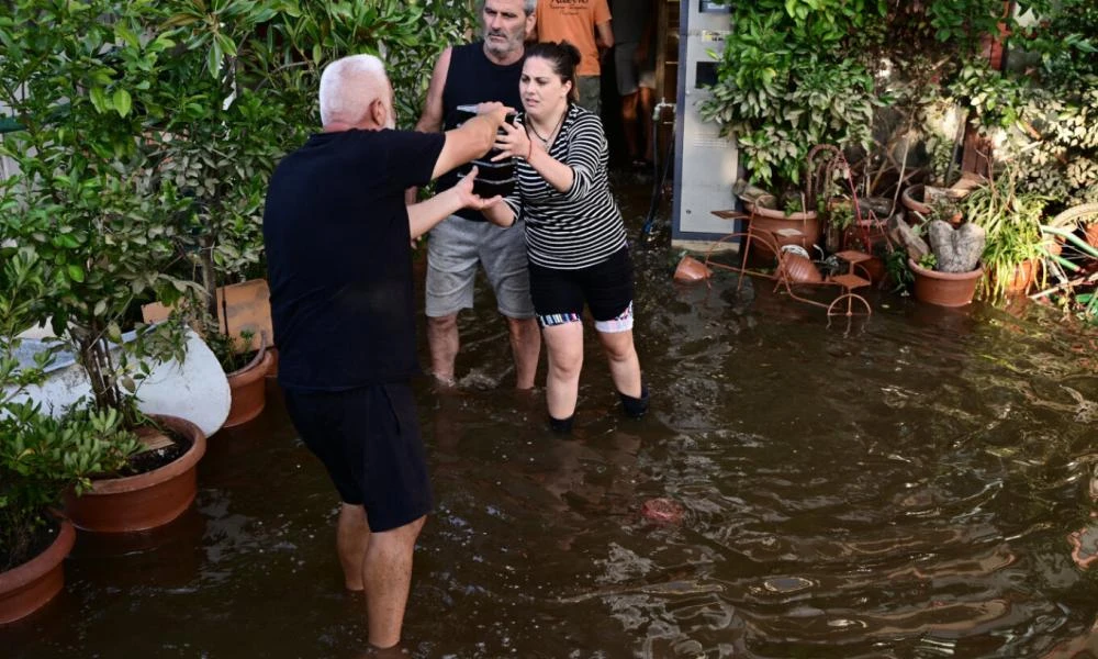 Βυθίστηκε η Καρδίτσα: Με κούτες στους ώμους και σε σακούλες στον λαιμό μεταφέρουν φαγητό, νερά, φάρμακα